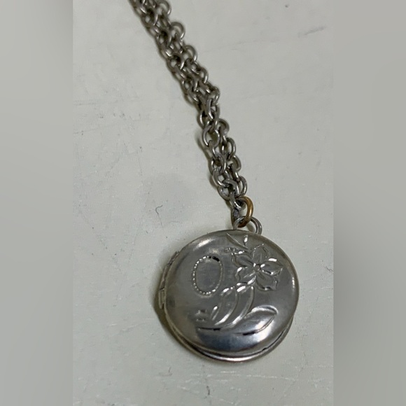 Vintage 1928 Silver Tone Hinged Lidded Locket Necklace - Picture 4 of 12